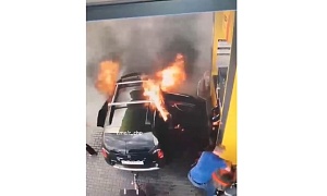  Водитель сливал бензин из шланга в канистры внутри салона.